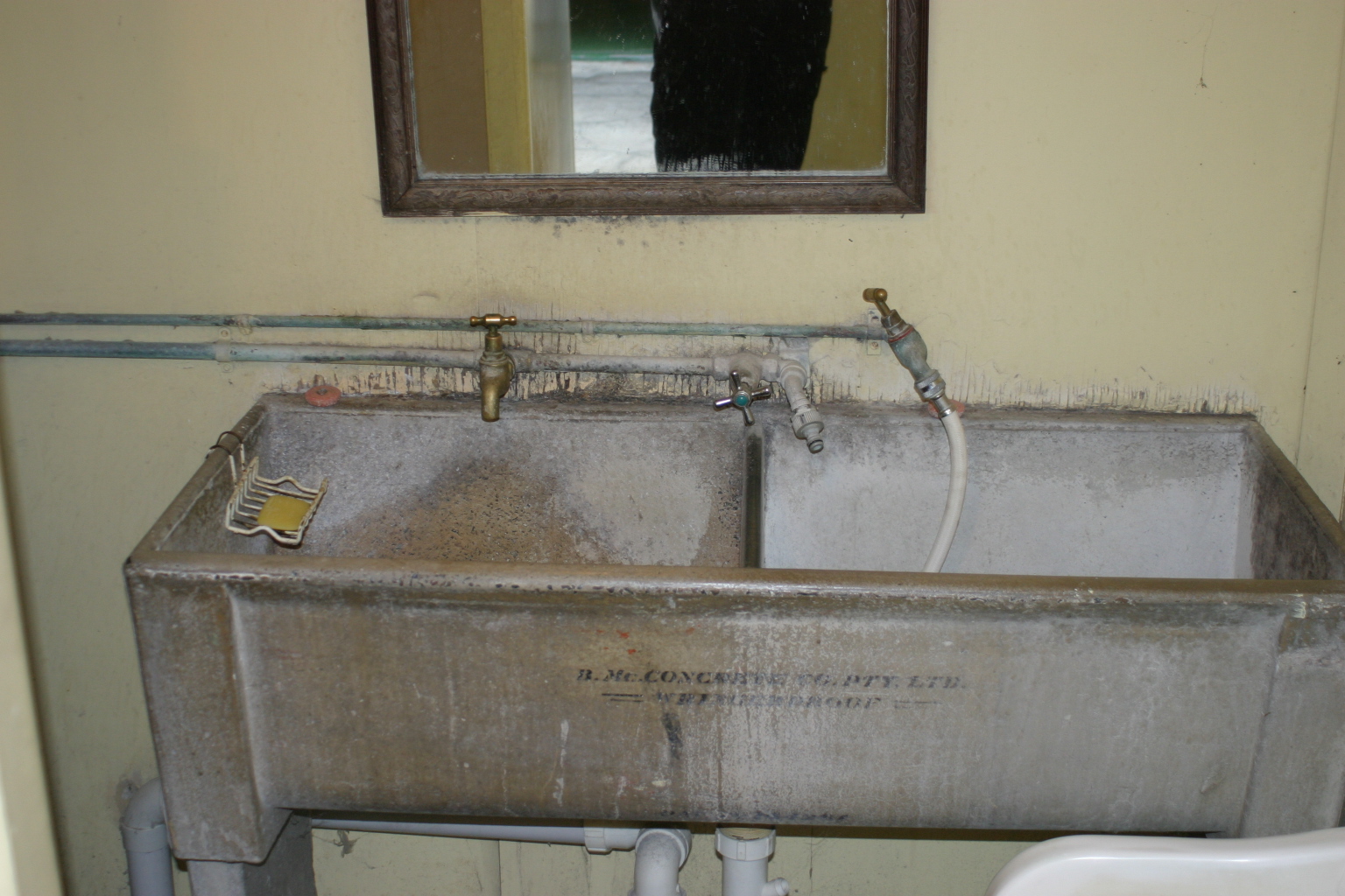 bathroom/laundry sink
